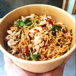 มาม่าผัดกะเพราไก่