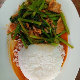 ข้าวราดพริกแกงหมูใส่ผักบุ้ง