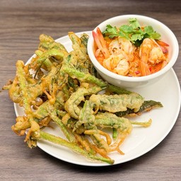 ยำผักบุ้งทอดกุ้งสด