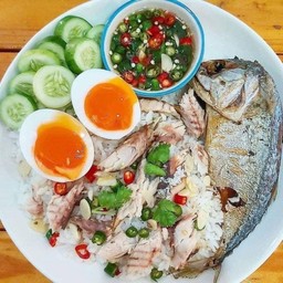 ข้าวปลาทูทอด+ไข้ต้มยางมะตูม
