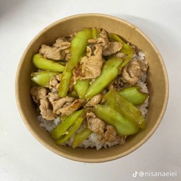 กระเพราไข่ข้น ข้าวไก่ทอด ตามสั่ง/น้ำชง/ปังปิ้ง