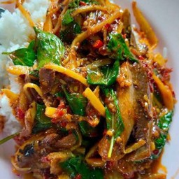 ข้าวหน้าผัดโหระพาปลากระป๋องใส่หน่อไม้
