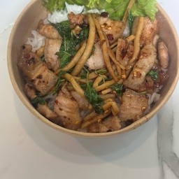 กระเพราหมูสามชั้น + หน่อไม้