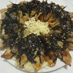 เกี๊ยวซ่าไส้ไก่+ผัก ท็อปด้วยเทอริยากิซอส+สาหร่ายและงา (20 ชิ้น) Family Set menu