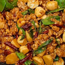 กะเพราลูกชิ้นแชมป์หมูสับ คู่ กับข้าว