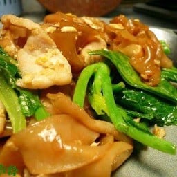 เส้นใหญ่ผัดซีอิ๊วหมู