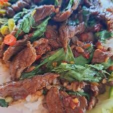 กระเพราเนื้อชิ้นราดข้าว