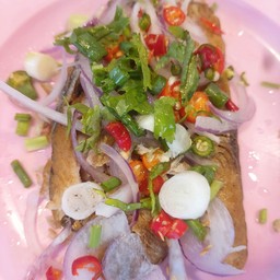 ปลาอินทรีทอด+ฟรีเครื่องยำ