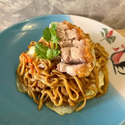 ผัดบะหมี่หมูกรอบ Stir-fried eggs noodles with Crispy Pork