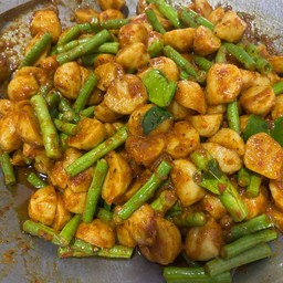 ผัดเผ็ดลูกชิ้นปลา