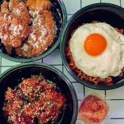 มาม่าเผ็ดซัมยังไข่ดาว+ไก่คาราเกะซอสเผ็ด+ไก่ไม่มีกระดูกซาวครีม แถมฟรี กิมจิ