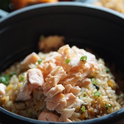 ข้าวผัดกระเทียมแซลม่อน