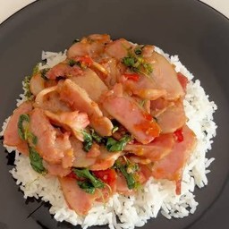 ข้าวกะเพราเบคอนปากเจ่อ