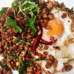 กระเพราเนื้อสับพริกแห้ง