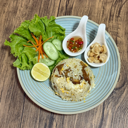 ข้าวผัดน้ำพริกหนุ่มไส้อั่ว Fried Rice with Green Chili Dip & Northern Sausage