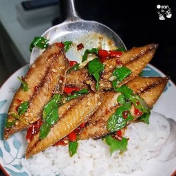 ข้าวกะเพราปลาทูทอดปากเจ่อ