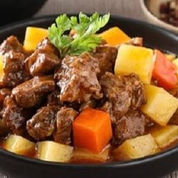 ตุ๋นเนื้อพร้อมแครอทและมันฝรั่ง