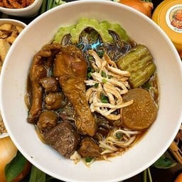 ก๋วยเตี๋ยวไก่รวมพิเศษ(น่องไก่,ไก่ฉีก,ตีน1,ข้อใหญ่3)