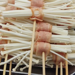 เห็ดเข็มทองพันเบค่อน(ชาบู)