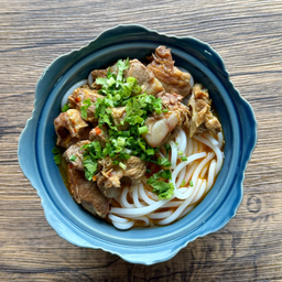 ซี่โครงฮุ่มเส้นไต Braised Pork Ribs with Tai Noodles