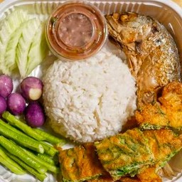 ข้าวไข่เจียวน้ำพริกกะปิปลาทูตัวเล็ก