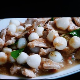 ไก่ผัดกะปิกระเทียมโทน