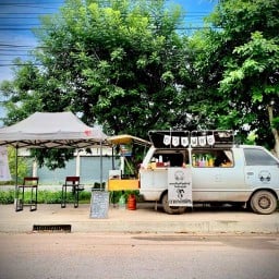 มานะคาเฟ่กาแฟสดรถตู้&พิซ่านาโปลี