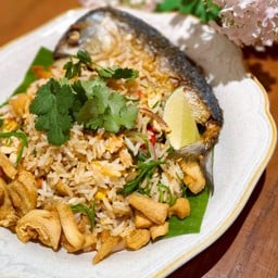 (Gluten-free ) ข้าวผัดกากหมูพริกสด ใส่ชะอม และปลาทูทอด