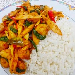 ผัดหน่อไม้ใส่หมูชิ้นราดข้าวใส่ใบโหระพา