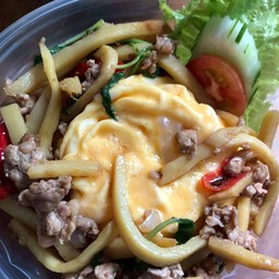 ข้าวกระเพราหมูสับหน่อไม้ไข่ข้น