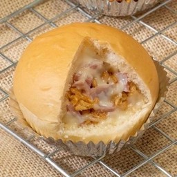 ปังก้อนหมูหยองแฮมสลัด