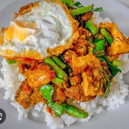 ข้าวผัดพริกแกง