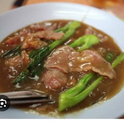 ก๋วยเตี๋ยวราดหน้าเนื้อ