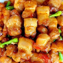 ข้าวพริกขี้หนูสวนผัดหมูสามชั้นปากเจ่อ