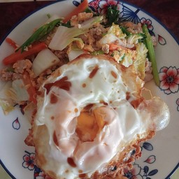 ผัดผักรวมหมูสับไข่ดาวราดข้าว