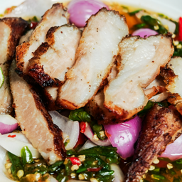 ยำคอหมูทอด