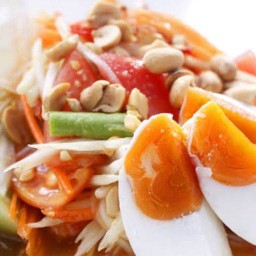 ส้มตำไก่ย่างร้อยเอ็ด หลังโรงพยาบาลมหาราชเจ้าเก่า