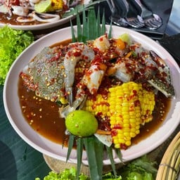 ยำปูม้ากุ้งสด