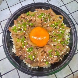 ข้าวหน้าเนื้อโคขุนสไลด์ ไข่ดอง