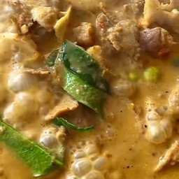 แกงคั่วกระทิหมูเนื้อแดงหัวข่า