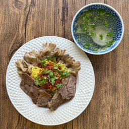 บะหมี่แห้งจิ้นนึ่งน้ำพริกข่า Dry Noodles with Steamed Beef  & Galangal Chili Dip