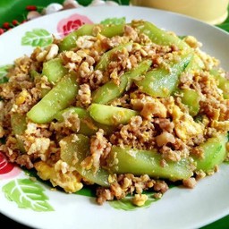 ข้าวราดแตงกวาผัดไข่หมูสับเจ่อนัว