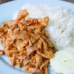 หมูชิ้นกระเทียมราดข้าว