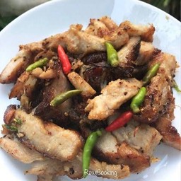 ข้าวพริกขี้หนูสวนผัดคอหมูย่างปากเจ่อ