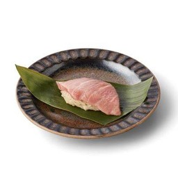 ซูชิปลาทูน่าส่วนท้องด้านหน้า