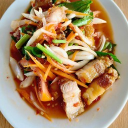 ยำหมูกรอบ