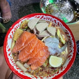 ยำแซลมอนกุ้งสดหมูยอ