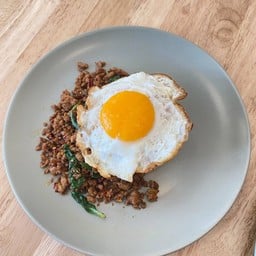 ข้าวกะเพราหมูสับจอมยุทธ์+ ไข่ดาว