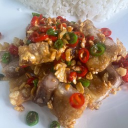 ข้าวพริกเกลือหมูกรอบ