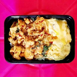 กะเพราไก่+ไข่ข้น